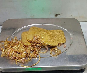 Delhi Customs nab Bangladeshi duo with gold valued Rs 1.5 cr | Delhi Customs nab Bangladeshi duo with gold valued Rs 1.5 cr Delhi Customs nab Bangladeshi duo with gold valued Rs 1.5 cr | Delhi Customs nab Bangladeshi duo with gold valued Rs 1.5 cr