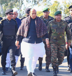 Defence Minister reviews security situation along LoC, lauds soldiers' contributions | Defence Minister reviews security situation along LoC, lauds soldiers' contributions