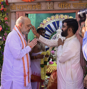 Amit Shah prays at temple abutting Charminar | Amit Shah prays at temple abutting Charminar