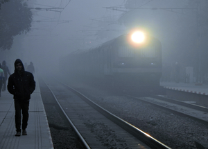 Delhi shivers at 3.9 minimum temp, dense fog delays 23 trains | Delhi shivers at 3.9 minimum temp, dense fog delays 23 trains