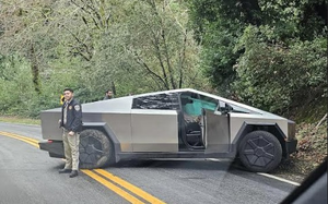 Tesla Cybertruck involved in 1st accident, results in 'minor' injury to driver | Tesla Cybertruck involved in 1st accident, results in 'minor' injury to driver Tesla Cybertruck involved in 1st accident, results in 'minor' injury to driver | Tesla Cybertruck involved in 1st accident, results in 'minor' injury to driver