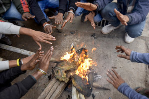 Delhi records minimum temp of 5.7 as cold wave conditions continue | Delhi records minimum temp of 5.7 as cold wave conditions continue
