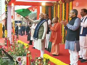 PM Modi flags off Jalna-Mumbai Vande Bharat Express amid cheers & claps | PM Modi flags off Jalna-Mumbai Vande Bharat Express amid cheers & claps
