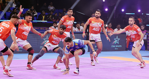 PKL 10: Parteek Dahiya's 25-point performance helps Gujarat Giants beat Bengal Warriors 51-42 | PKL 10: Parteek Dahiya's 25-point performance helps Gujarat Giants beat Bengal Warriors 51-42