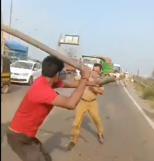 Maha truckers’ stir against new MV Act, several major highways blocked | Maha truckers’ stir against new MV Act, several major highways blocked Maha truckers’ stir against new MV Act, several major highways blocked | Maha truckers’ stir against new MV Act, several major highways blocked