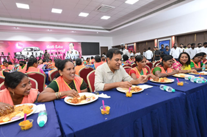 BRS leader has lunch with sanitation workers to begin the new year | BRS leader has lunch with sanitation workers to begin the new year