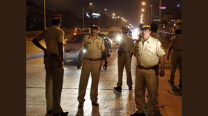New Year's Eve: Mumbai Police catch 3,992 offenders on roads, including 229 drunk drivers | New Year's Eve: Mumbai Police catch 3,992 offenders on roads, including 229 drunk drivers New Year's Eve: Mumbai Police catch 3,992 offenders on roads, including 229 drunk drivers | New Year's Eve: Mumbai Police catch 3,992 offenders on roads, including 229 drunk drivers