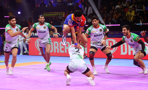 PKL 10: Pardeep Narwal's 21 points in vain as UP Yoddhas lose to Patna Pirates | PKL 10: Pardeep Narwal's 21 points in vain as UP Yoddhas lose to Patna Pirates