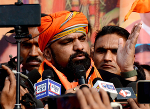 Patna police register case against BJP leader Samrat Choudhary and others for blocking road | Patna police register case against BJP leader Samrat Choudhary and others for blocking road