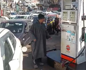 Vehicle owners mob petrol stations in J&K resulting in chaos & dry filling stations | Vehicle owners mob petrol stations in J&K resulting in chaos & dry filling stations