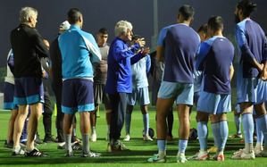 AFC Asian Cup: Renowned coach Bora Milutinovic comes calling to Indian team's training session | AFC Asian Cup: Renowned coach Bora Milutinovic comes calling to Indian team's training session AFC Asian Cup: Renowned coach Bora Milutinovic comes calling to Indian team's training session | AFC Asian Cup: Renowned coach Bora Milutinovic comes calling to Indian team's training session