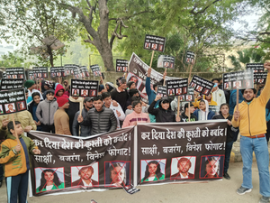 Young wrestlers stage protest at Jantar Mantar; demands 'action' against Bajrang, Sakshi, Vinesh | Young wrestlers stage protest at Jantar Mantar; demands 'action' against Bajrang, Sakshi, Vinesh