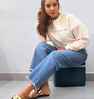 Geetanjali Mishra's winter wardrobe includes vibrant shawls, woollen jacket | Geetanjali Mishra's winter wardrobe includes vibrant shawls, woollen jacket