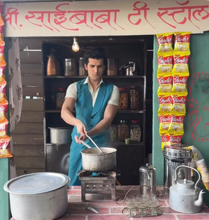 Paras Kalnawat delights 'Kundali Bhagya' team with 'masala chai' treat | Paras Kalnawat delights 'Kundali Bhagya' team with 'masala chai' treat Paras Kalnawat delights 'Kundali Bhagya' team with 'masala chai' treat | Paras Kalnawat delights 'Kundali Bhagya' team with 'masala chai' treat