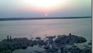 Narrow escape for 6 as capsizes in Ganga in Bihar's Munger | Narrow escape for 6 as capsizes in Ganga in Bihar's Munger Narrow escape for 6 as capsizes in Ganga in Bihar's Munger | Narrow escape for 6 as capsizes in Ganga in Bihar's Munger