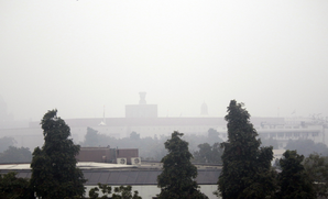 Delhi records min temp of 8.2 degree C, air quality remains 'very poor' | Delhi records min temp of 8.2 degree C, air quality remains 'very poor'