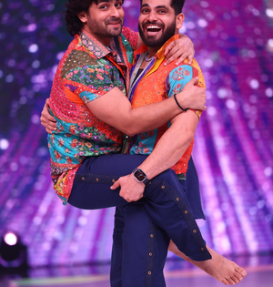 Shiv Thakare, Shoaib Ibrahim give hilarious performance on 'Hum Toh Hain Cappuccino' | Shiv Thakare, Shoaib Ibrahim give hilarious performance on 'Hum Toh Hain Cappuccino' Shiv Thakare, Shoaib Ibrahim give hilarious performance on 'Hum Toh Hain Cappuccino' | Shiv Thakare, Shoaib Ibrahim give hilarious performance on 'Hum Toh Hain Cappuccino'