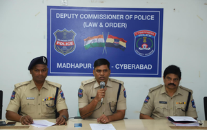 Cousin among five arrested for kidnapping Hyderabad techie for ransom | Cousin among five arrested for kidnapping Hyderabad techie for ransom Cousin among five arrested for kidnapping Hyderabad techie for ransom | Cousin among five arrested for kidnapping Hyderabad techie for ransom