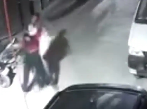 Delhi Street Horror: Woman Survives Strangulation, Attacker Flees with Bag and Phone, Watch Video | Delhi Street Horror: Woman Survives Strangulation, Attacker Flees with Bag and Phone, Watch Video