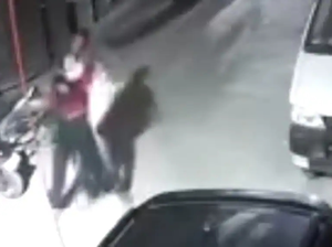 Delhi Street Horror: Woman Survives Strangulation, Attacker Flees with Bag and Phone, Watch Video | Delhi Street Horror: Woman Survives Strangulation, Attacker Flees with Bag and Phone, Watch Video Delhi Street Horror: Woman Survives Strangulation, Attacker Flees with Bag and Phone, Watch Video | Delhi Street Horror: Woman Survives Strangulation, Attacker Flees with Bag and Phone, Watch Video
