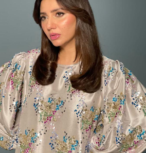 Mahira Khan channels her inner 'gorgeous, style icon' Parveen Babi | Mahira Khan channels her inner 'gorgeous, style icon' Parveen Babi Mahira Khan channels her inner 'gorgeous, style icon' Parveen Babi | Mahira Khan channels her inner 'gorgeous, style icon' Parveen Babi