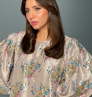 Mahira Khan channels her inner 'gorgeous, style icon' Parveen Babi | Mahira Khan channels her inner 'gorgeous, style icon' Parveen Babi