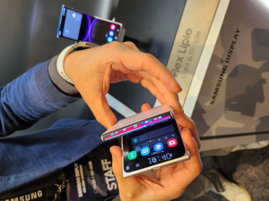 Samsung’s dual-folding display gives glimpse of next Galaxy Z Flip | Samsung’s dual-folding display gives glimpse of next Galaxy Z Flip Samsung’s dual-folding display gives glimpse of next Galaxy Z Flip | Samsung’s dual-folding display gives glimpse of next Galaxy Z Flip