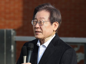 S.Korea oppn leader leaves hospital after stabbing attack | S.Korea oppn leader leaves hospital after stabbing attack