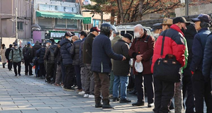 S.Koreans aged 70 and older outnumber those in 20s for 1st time | S.Koreans aged 70 and older outnumber those in 20s for 1st time