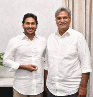 TDP's Vijayawada MP meets Jagan, to join YSRCP | TDP's Vijayawada MP meets Jagan, to join YSRCP