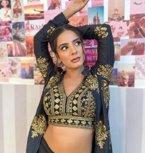 Nikki Sharma relishes 'Sarson Ka Saag, Makke Ki Roti’ on Lohri | Nikki Sharma relishes 'Sarson Ka Saag, Makke Ki Roti’ on Lohri Nikki Sharma relishes 'Sarson Ka Saag, Makke Ki Roti’ on Lohri | Nikki Sharma relishes 'Sarson Ka Saag, Makke Ki Roti’ on Lohri