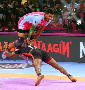 PKL 10: Jaipur Pink Panthers edge U Mumba 31-29 in 1001st game | PKL 10: Jaipur Pink Panthers edge U Mumba 31-29 in 1001st game