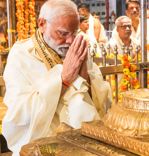 PM Modi prays at Thriprayar Sree Rama temple in Kerala | PM Modi prays at Thriprayar Sree Rama temple in Kerala PM Modi prays at Thriprayar Sree Rama temple in Kerala | PM Modi prays at Thriprayar Sree Rama temple in Kerala