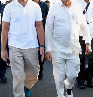 2nd time in 5 years, Sushilkumar Shinde claims he got BJP 'offer' to switch parties | 2nd time in 5 years, Sushilkumar Shinde claims he got BJP 'offer' to switch parties 2nd time in 5 years, Sushilkumar Shinde claims he got BJP 'offer' to switch parties | 2nd time in 5 years, Sushilkumar Shinde claims he got BJP 'offer' to switch parties