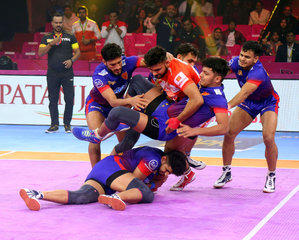 PKL: Gujarat Giants ride on Deepak Singh's high-5 to stall Dabang Delhi KC's winning run | PKL: Gujarat Giants ride on Deepak Singh's high-5 to stall Dabang Delhi KC's winning run