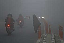 Delhi records minimum temp of 6.8, air quality 'severe' | Delhi records minimum temp of 6.8, air quality 'severe'
