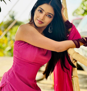 Khushi Dubey pays tribute to Kiran Bedi, Abhinav Bindra through 'Aankh Micholi' role | Khushi Dubey pays tribute to Kiran Bedi, Abhinav Bindra through 'Aankh Micholi' role Khushi Dubey pays tribute to Kiran Bedi, Abhinav Bindra through 'Aankh Micholi' role | Khushi Dubey pays tribute to Kiran Bedi, Abhinav Bindra through 'Aankh Micholi' role