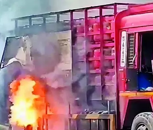 LPG cylinders-laden truck catches fire in UP district | LPG cylinders-laden truck catches fire in UP district