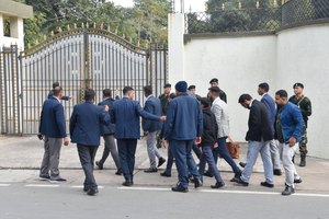 ED officials reach Jharkhand CM's house for questioning | ED officials reach Jharkhand CM's house for questioning ED officials reach Jharkhand CM's house for questioning | ED officials reach Jharkhand CM's house for questioning