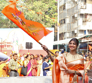 Shilpa waves saffron flag with Lord Ram's image at Siddhivinayak temple | Shilpa waves saffron flag with Lord Ram's image at Siddhivinayak temple