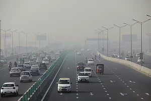 Delhi records minimum temp of 6.1, air quality remains 'very poor' | Delhi records minimum temp of 6.1, air quality remains 'very poor'
