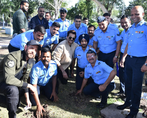 Hrithik, Anil Kapoor visit Pune Air Force Station | Hrithik, Anil Kapoor visit Pune Air Force Station