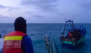 Sri Lankan Navy arrests six TN fishermen, impounds mechanised boats | Sri Lankan Navy arrests six TN fishermen, impounds mechanised boats