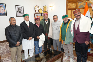 Nana Patekar, Rajpal Yadav call on Himachal CM | Nana Patekar, Rajpal Yadav call on Himachal CM