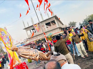 3, including cop hurt in clashes after Sardar Patel's statue pulled down in Ujjain | 3, including cop hurt in clashes after Sardar Patel's statue pulled down in Ujjain