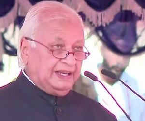 Guv Khan applauds Centre, indirectly attacks Vijayan govt in R-Day address | Guv Khan applauds Centre, indirectly attacks Vijayan govt in R-Day address Guv Khan applauds Centre, indirectly attacks Vijayan govt in R-Day address | Guv Khan applauds Centre, indirectly attacks Vijayan govt in R-Day address