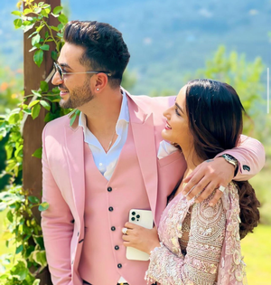 Aly Goni drops pic with his 'strength' Jasmine; Sargun Mehta calls them 'bloody cute' | Aly Goni drops pic with his 'strength' Jasmine; Sargun Mehta calls them 'bloody cute'