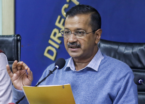 Crime Branch team reaches Kejriwal's residence to serve notice | Crime Branch team reaches Kejriwal's residence to serve notice Crime Branch team reaches Kejriwal's residence to serve notice | Crime Branch team reaches Kejriwal's residence to serve notice