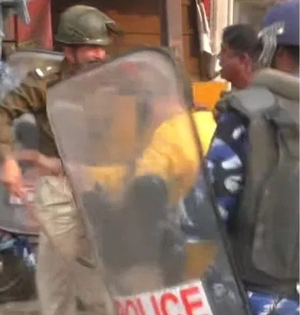 Clashes between BJP supporters and cops trigger tension in Barrackpore | Clashes between BJP supporters and cops trigger tension in Barrackpore Clashes between BJP supporters and cops trigger tension in Barrackpore | Clashes between BJP supporters and cops trigger tension in Barrackpore