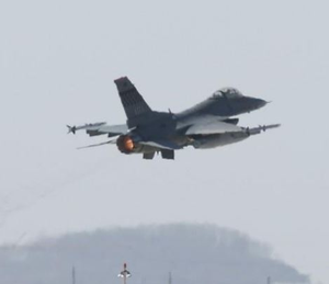 US fighter jet crashes off S.Korea's western coast; pilot rescued | US fighter jet crashes off S.Korea's western coast; pilot rescued